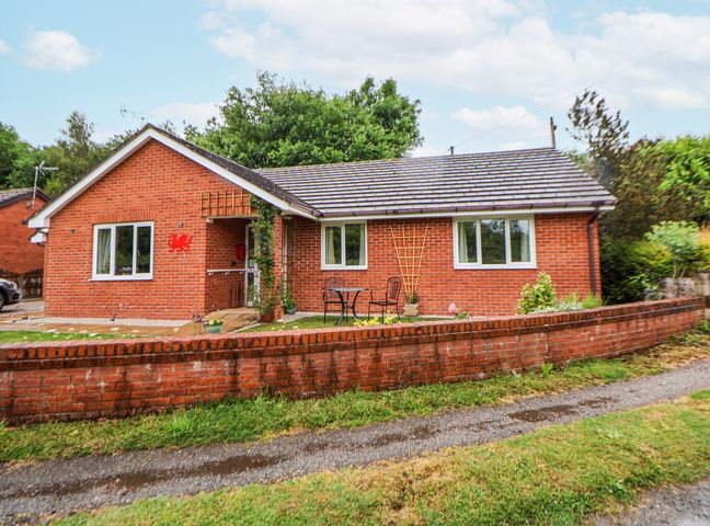 A house with a garden and patio furniture at 2 Mountain View in Chirk