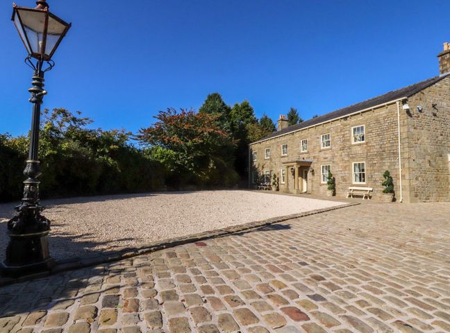 A house with a lamp post and gravel driveway at Laithe House in Cliviger