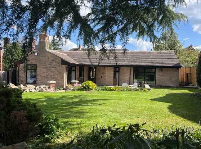 A house with a garden at Havendale in Chesterfield
