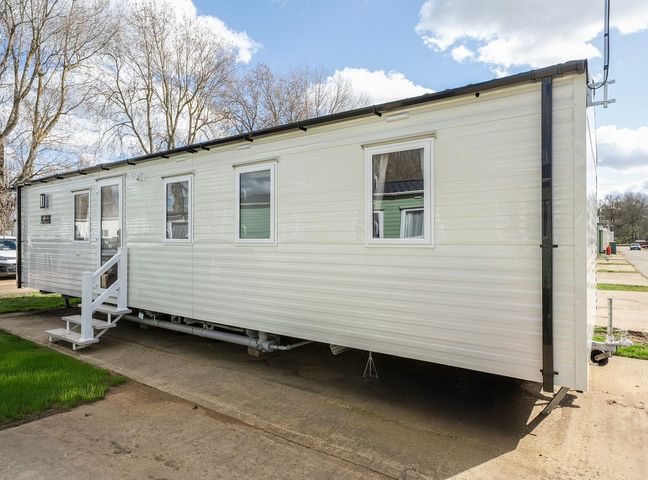A mobile home with steps and windows at Billy’s Way - Hayling Island
