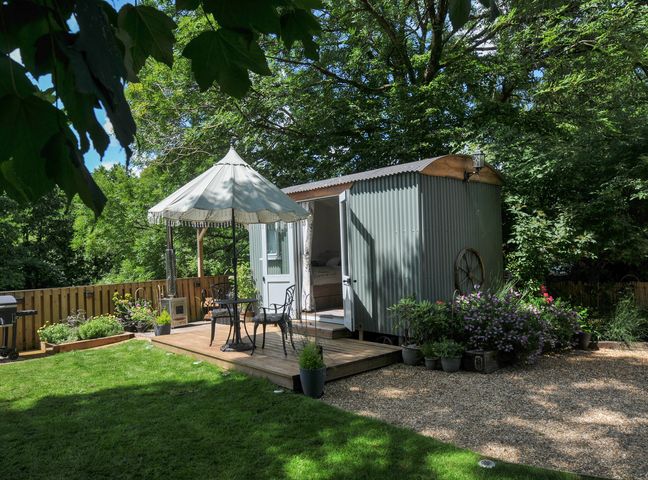 A garden with a hut and canopy at The Highwood Hut near Liskeard