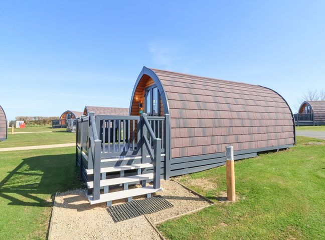 A pod with a deck and stairs at New Pod Kilkhampton