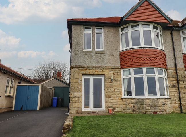 A house with a driveway and garden at Glen Avon in Seahouses