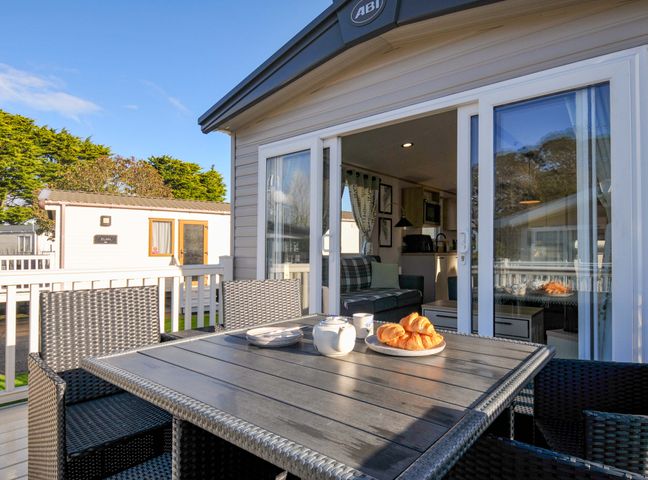 An outdoor seating area with a table and chairs at Eden Way 47 Par