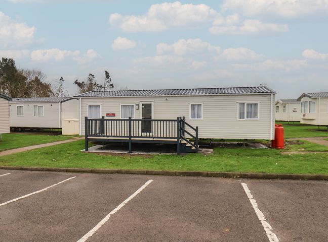 A caravan with a deck and parking area at No. 7 Ivy Scarborough