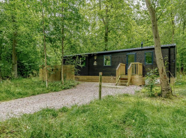A cabin with steps and a gravel path at Horncastle Spa in Louth