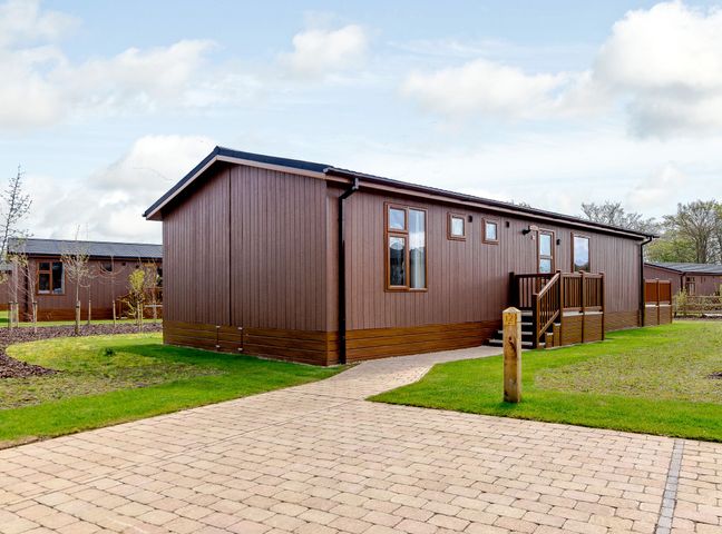 An outdoor view of a lodge with garden at The Alwalton in Kings Cliffe