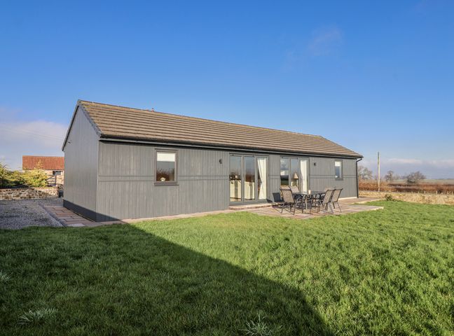 A house with a patio and seating area at Fleetwood in Richmond