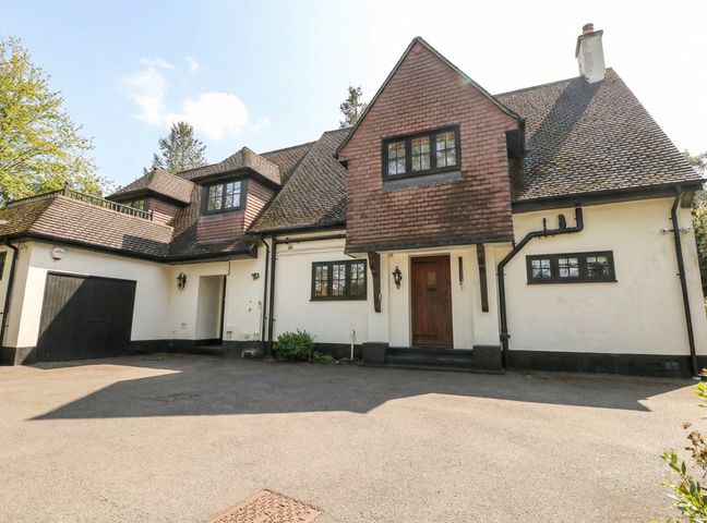 A house with a garage and garden at Woodlands house in Ringwood