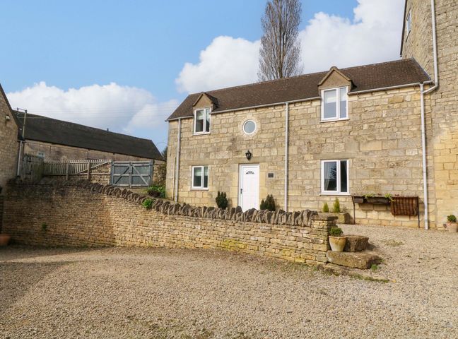 An outdoor area with a stone building and gravel pathway at Farm View Annex in Painswick