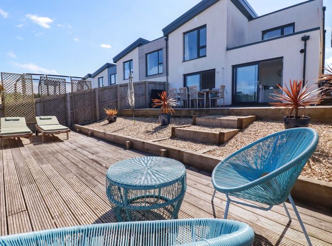 An outdoor area with seating and gravel at Serfaus in Perranporth