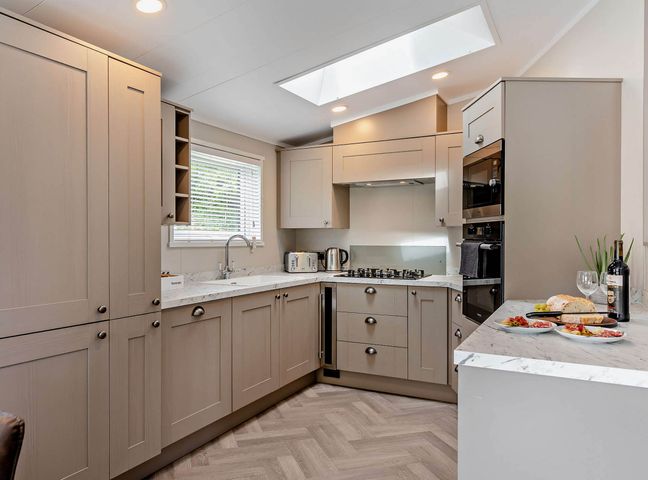 A kitchen with cabinets and countertop at Elwy 3.0 Pet in Llandyrnog
