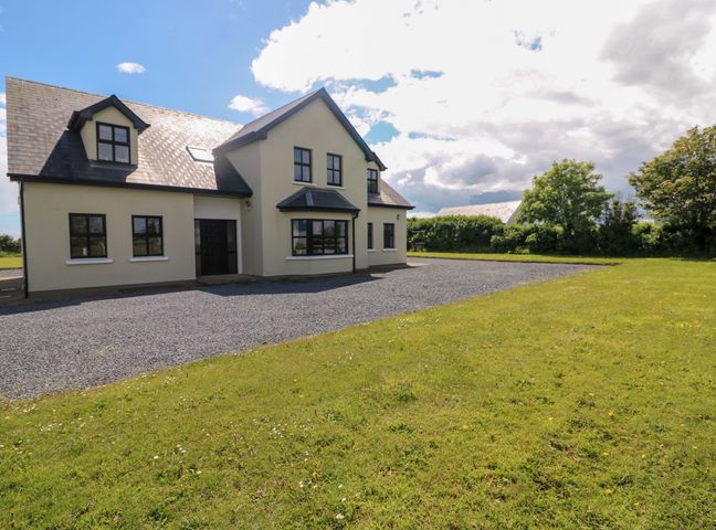 A house with a lawn and gravel area at Vernegly in Banonow