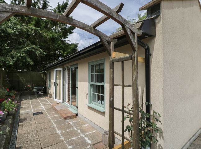 An outdoor area with a trellis and garden at Cosy Cottage in Babbacombe