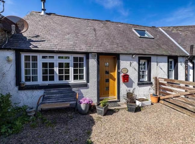 An exterior view of a cottage with a door and windows at 2 Bed Cottage Sleeps 4 Parking Wifi Darnick