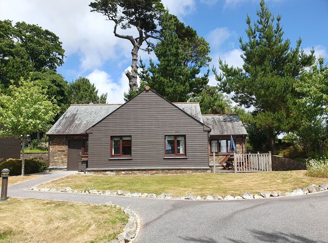 A house with a deck and garden at 2bed sleeps4 pool freeparking Trenythonestate Near Par