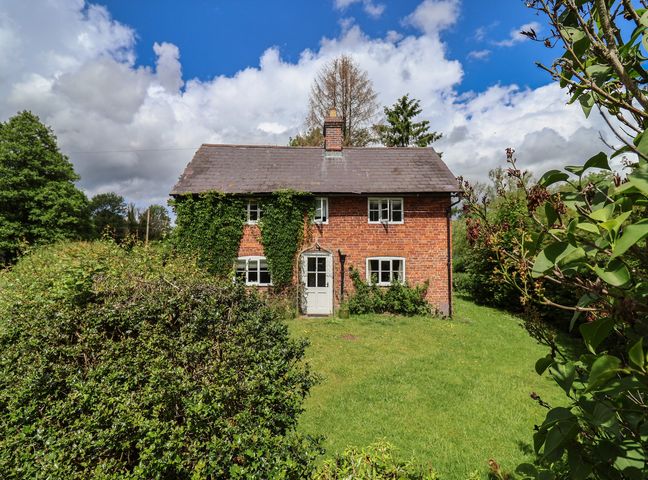 A house with a garden at Wolvesacre Mill Cottage in Agden near Whitchurch