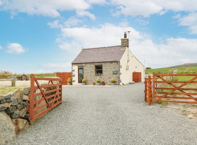 Ty Bach Ysgo photo 1