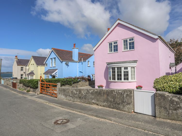 The Pink House | Rhosneigr | Self Catering Holiday Cottage