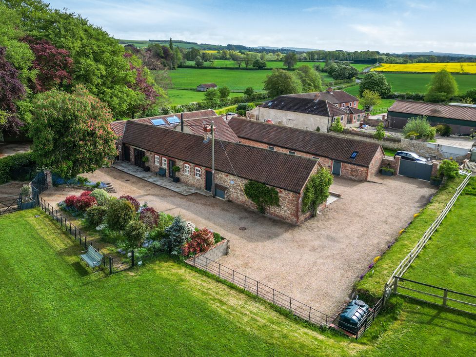 A property with garden and trees at Sykes Lodge in Malton