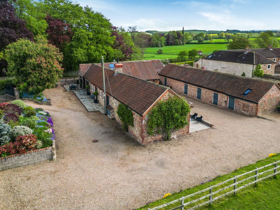 A house with garden and gravel area at Sykes Lodge in Malton