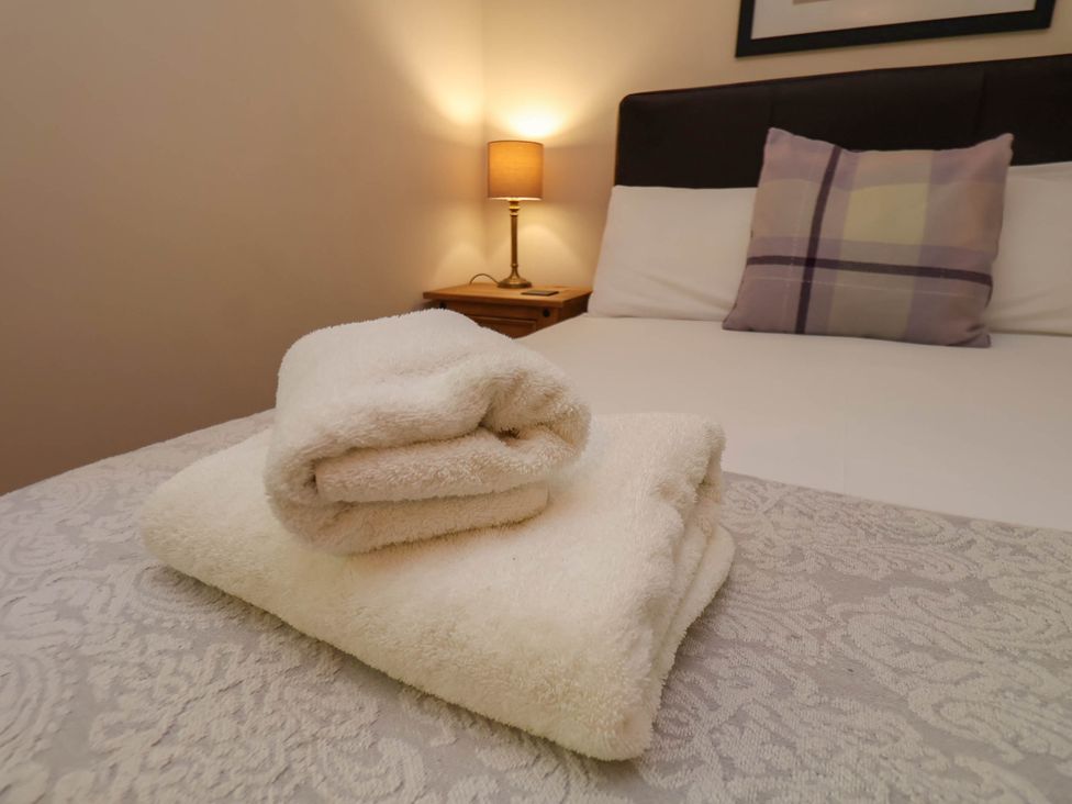 A set of towels on a bed at Orchid Lodge in Saltburn-by-the-Sea