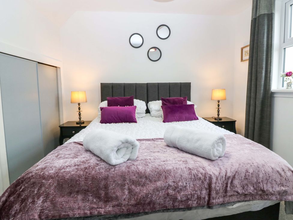 A bedroom with a bed and bedside lamps at Birds Nest in Jedburgh