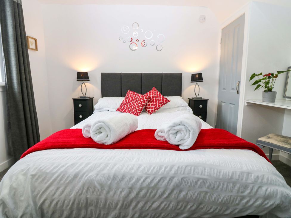 A bedroom with a bed and bedside tables at Birds Nest in Jedburgh