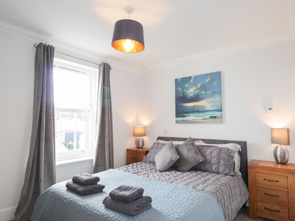 A bedroom with a bed and bedside tables at The Nook in Culloden
