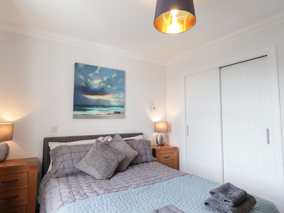 A bedroom with a bed and lamps at The Nook in Culloden