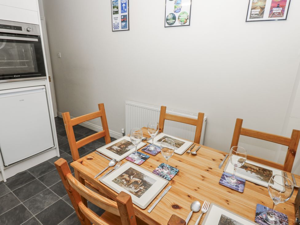 A dining room with a wooden table and chairs at Kelda Garthr in Middleham