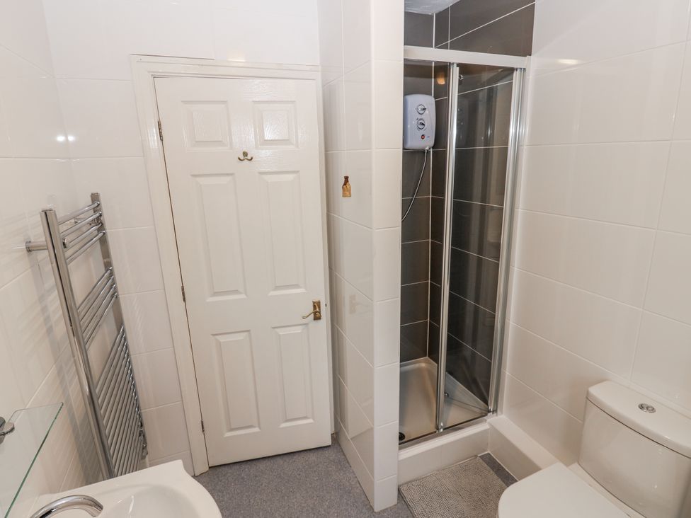 A bathroom with a shower and toilet at Kelda Garthr (Tranquil Garden) in Middleham