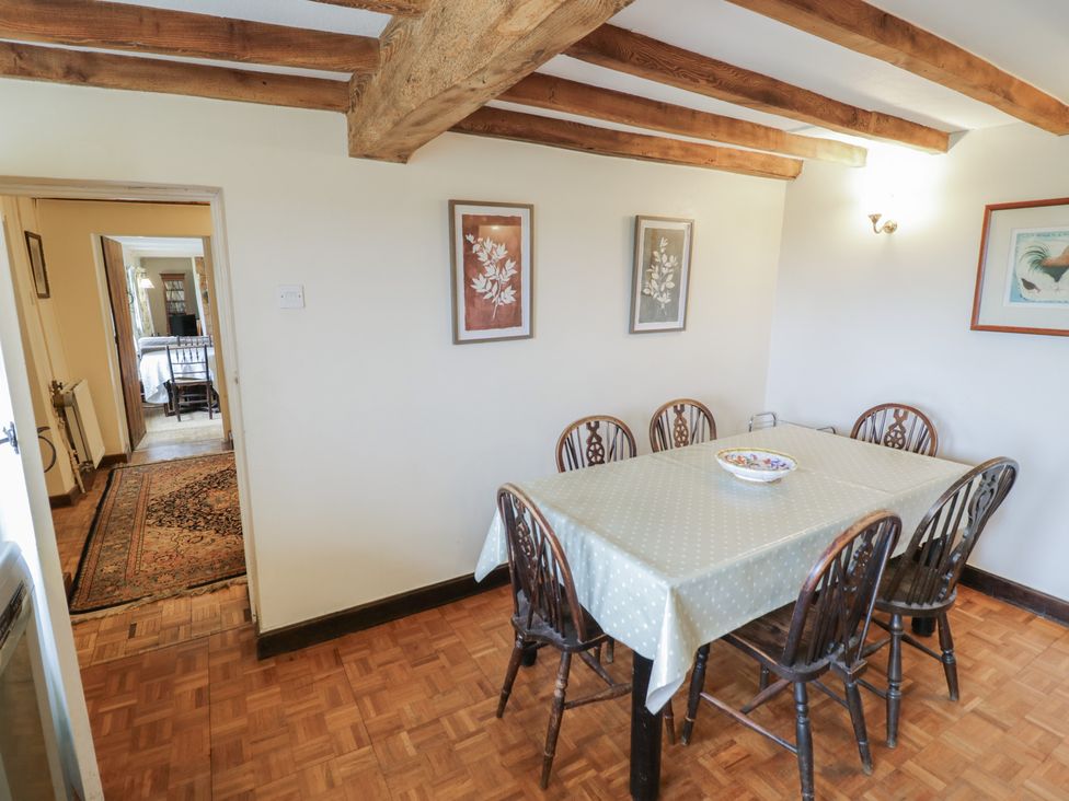 A dining room with a table and chairs at Priors Mead in Claydon near Cropredy