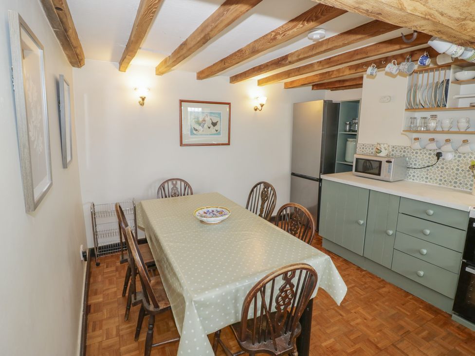 A dining room with a table and chairs at Priors Mead in Claydon near Cropredy