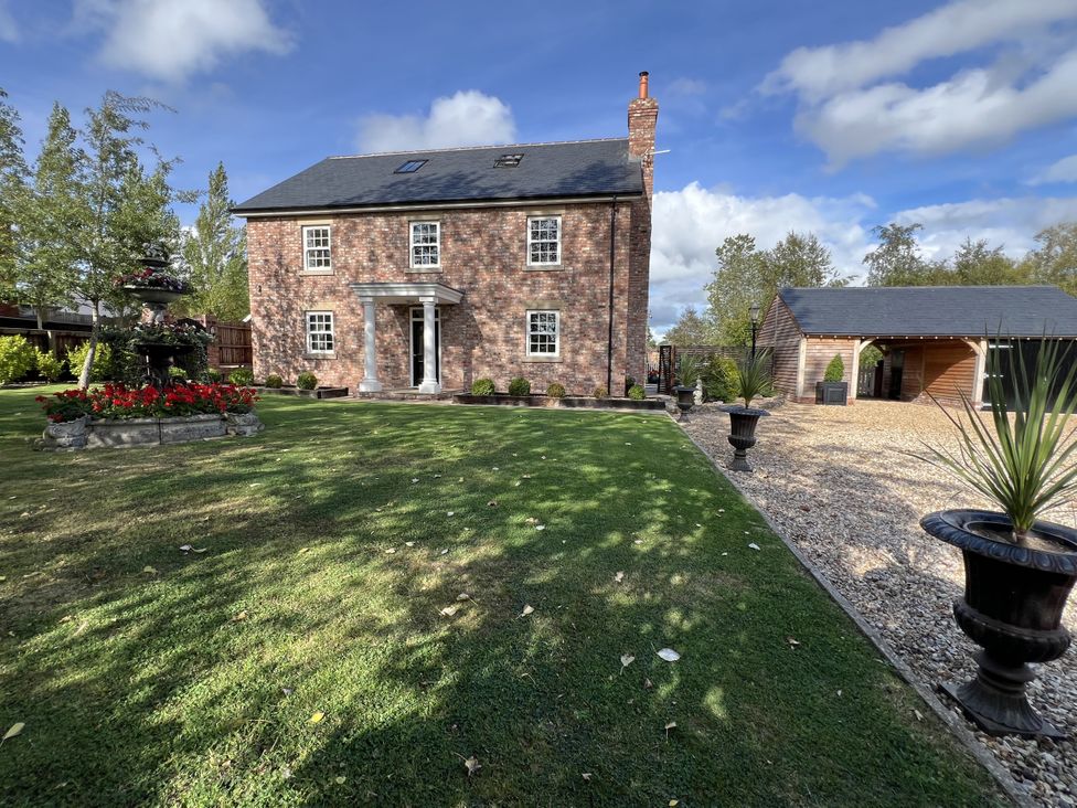 A house with a garden and fountain at Moor End Manor in Stalmine