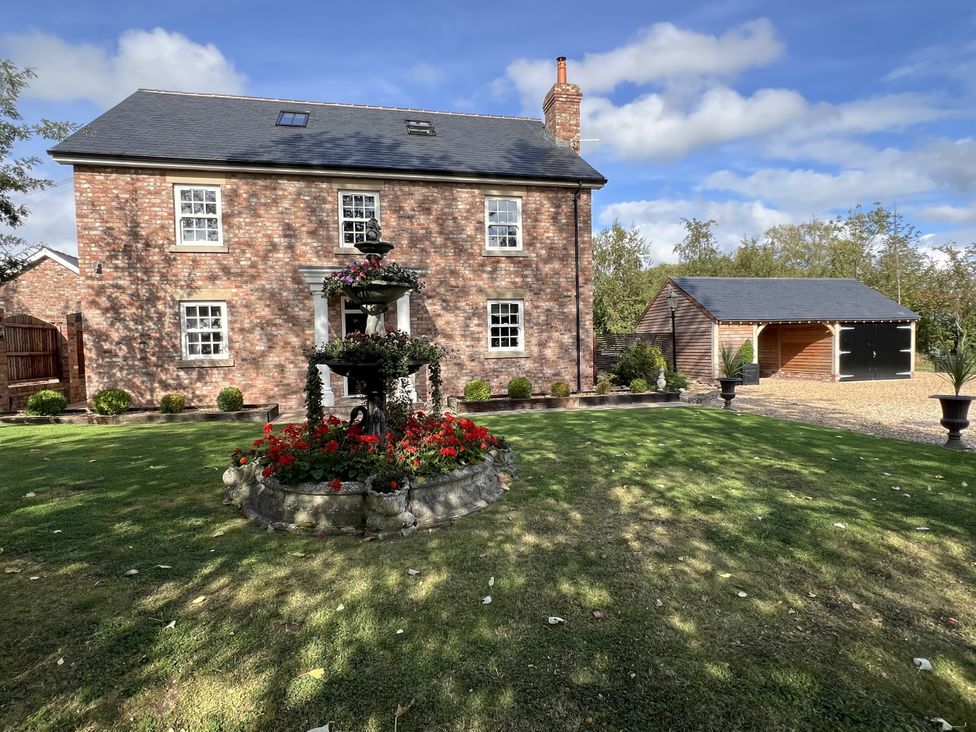 A house with a fountain and garage at Moor End Manor in Stalmine