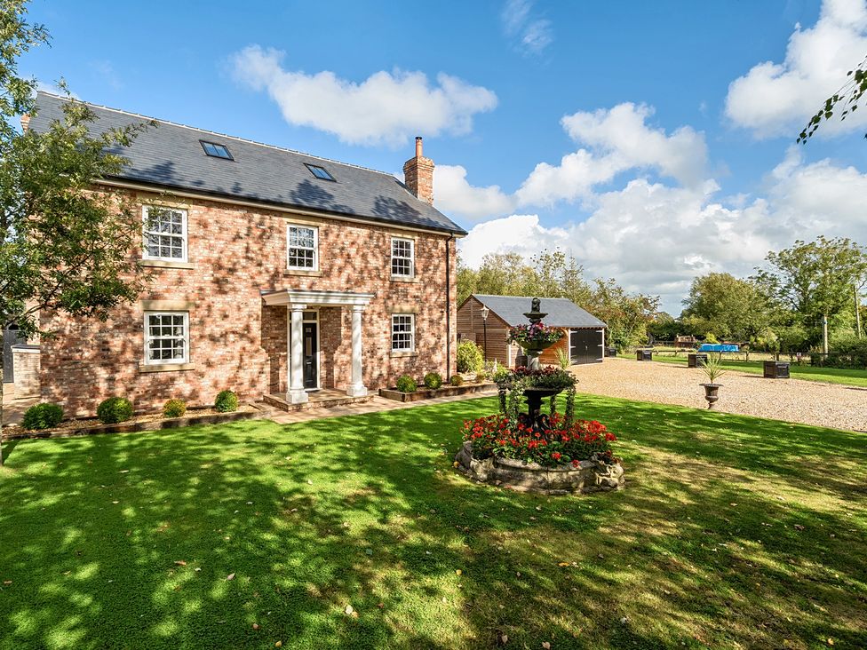 A house with a garden and fountain at Moor End Manor in Stalmine