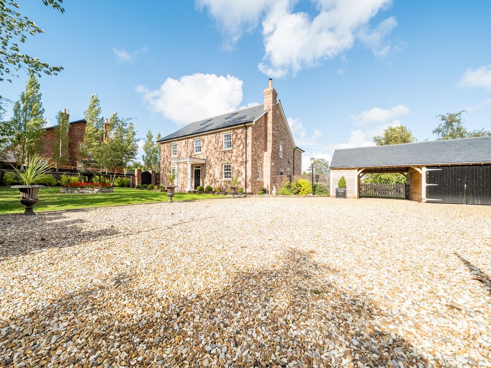 A house with a gravel driveway and garden at Moor End Manor in Stalmine