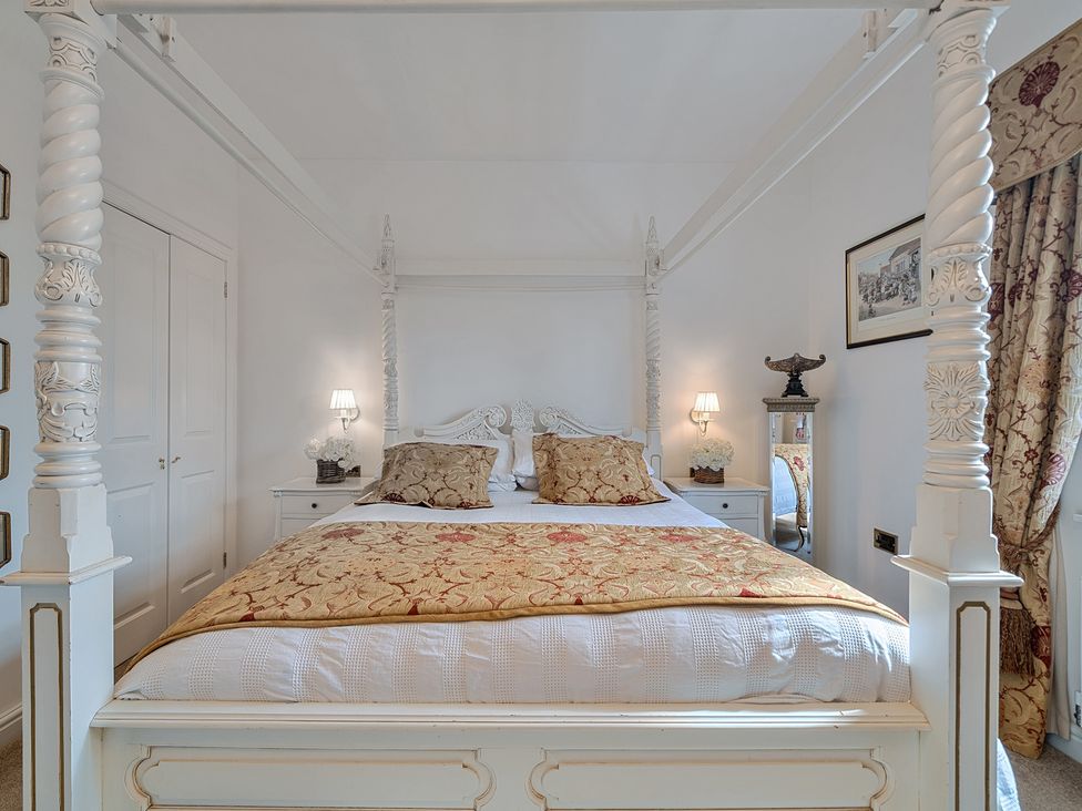 A bedroom with a four-poster bed and bedside lamps at Moor End Manor in Stalmine