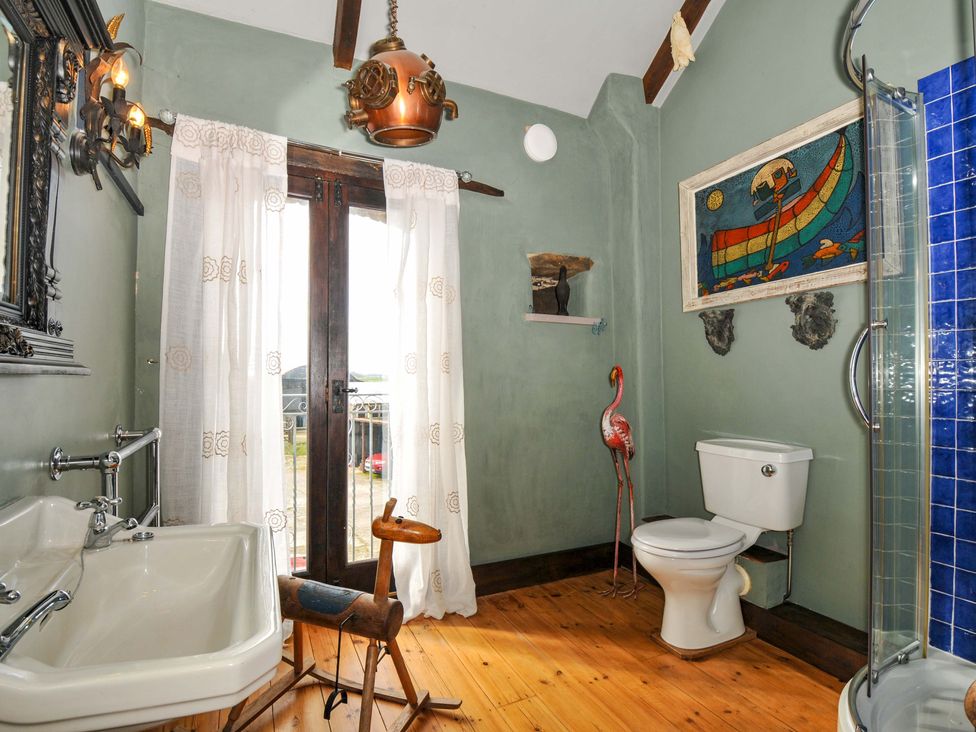 A bathroom with a bath tub and toilet at Lazy Hare at Jen's Orchard St Giles On The Heath