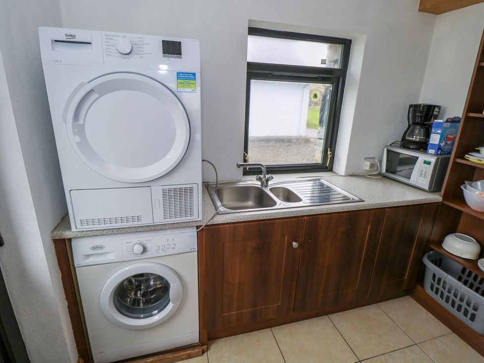 A kitchen with a washing machine and dryer in Ocean Sail House, Termon near Dungloe, County Donegal