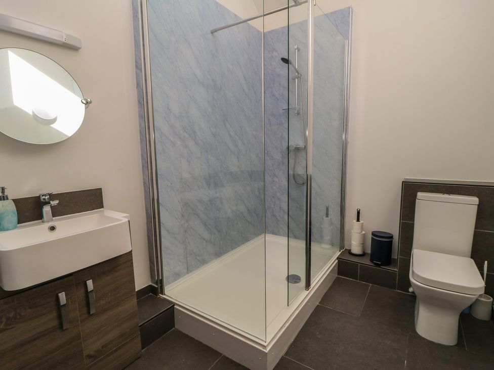 A bathroom with a shower, sink, and toilet at Dale Barton in Wells