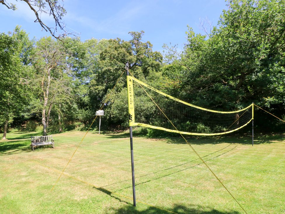 An outdoor area with a volleyball net and a bench at Pheasant Cottage in Priston Village, BATH