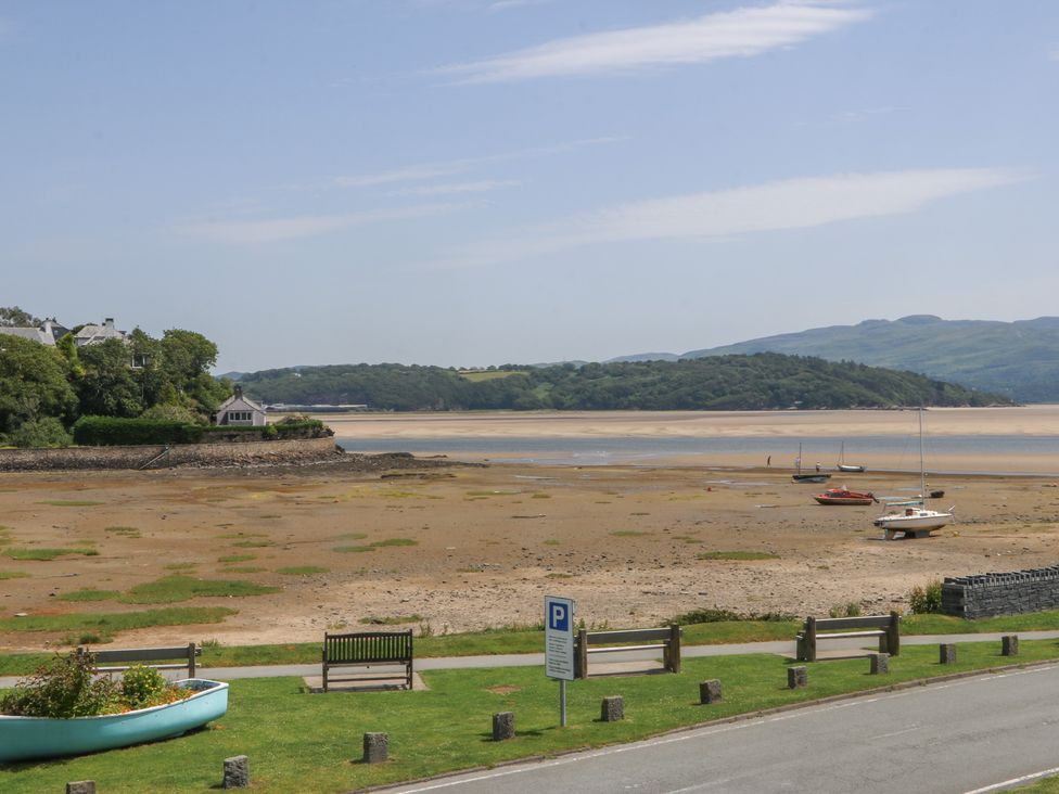A view of boats on a sandy shore at Bay View Apartment in Porthmadog