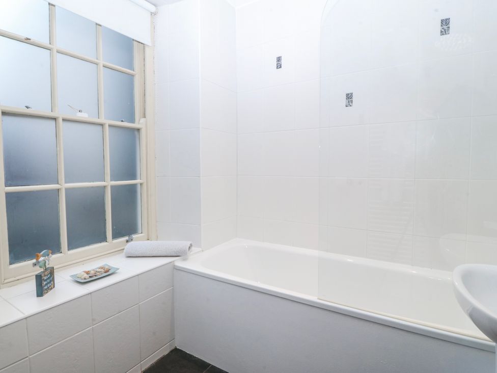 A bathroom with bathtub and wash basin at Bwthyn Llechen in Porthmadog