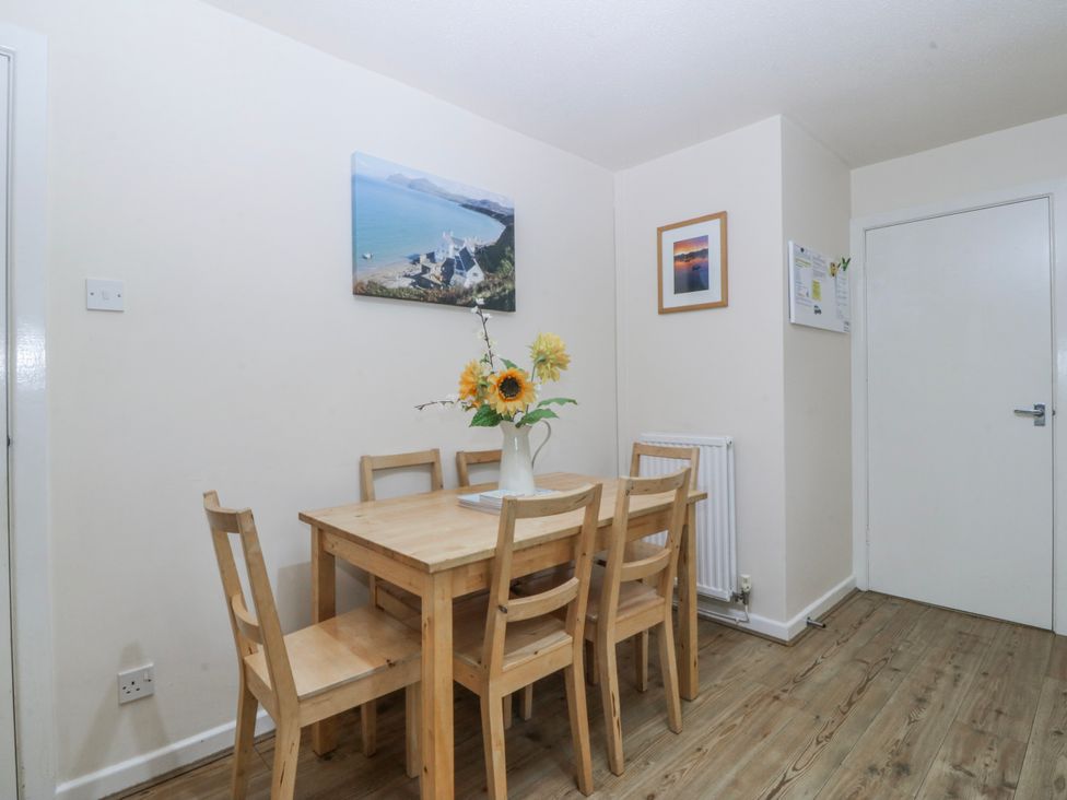 A dining room with a table and chairs at Bwthyn y Mor in Borth-y-Gest near Porthmadog