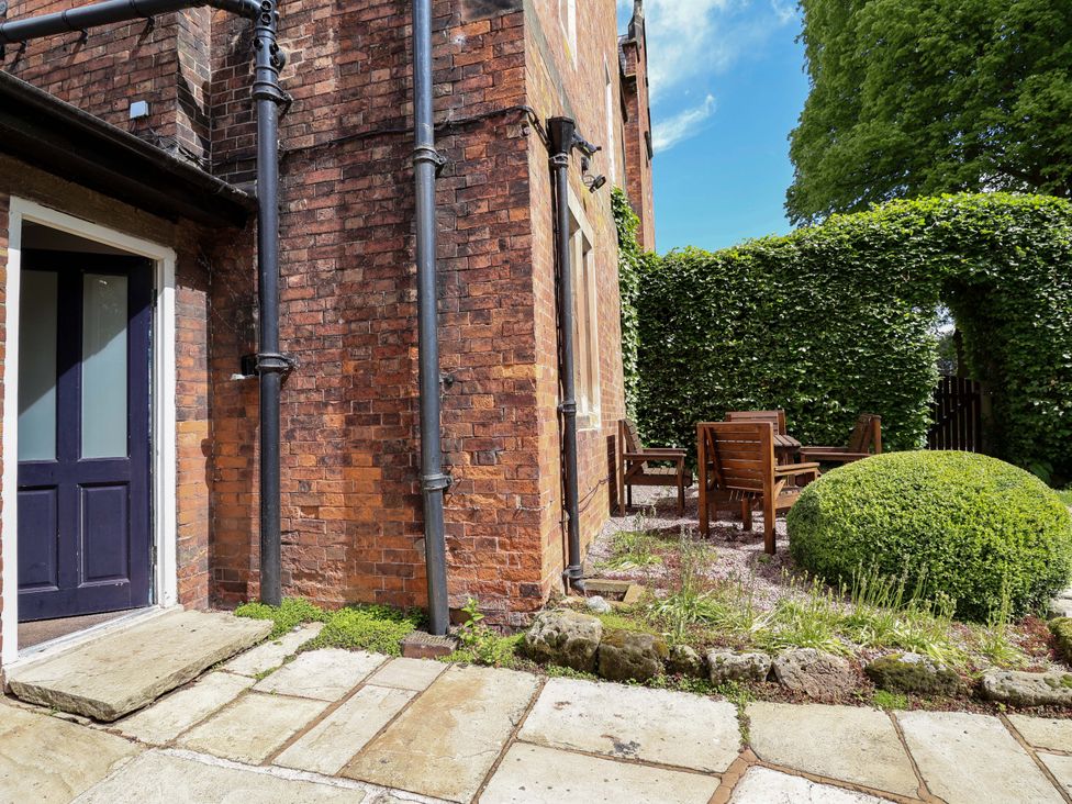 A garden area with seating and greenery at South Tower Cottage in Capesthorne near Macclesfield