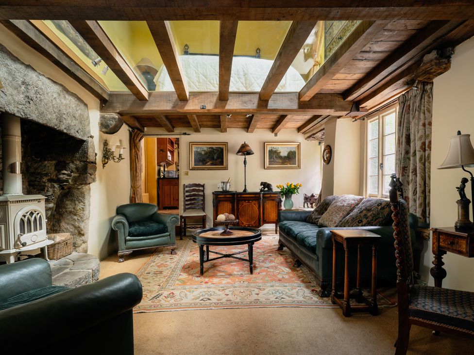 A living room with a sofa and armchairs at The Meeting House in Ashburton