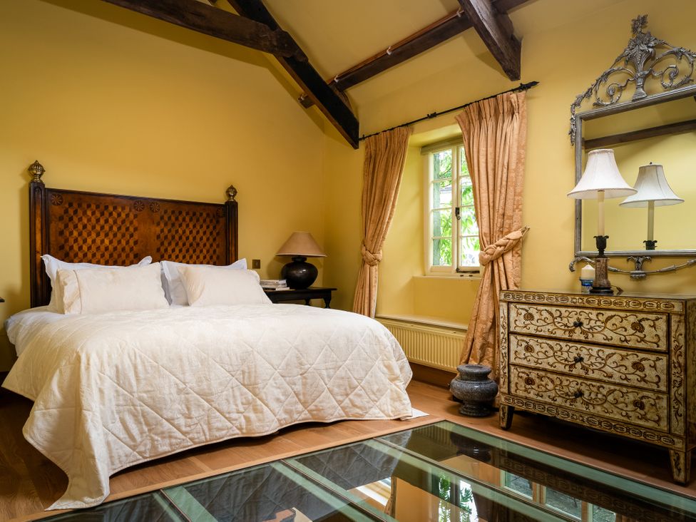 A bedroom with a bed and chest of drawers at The Meeting House in Ashburton