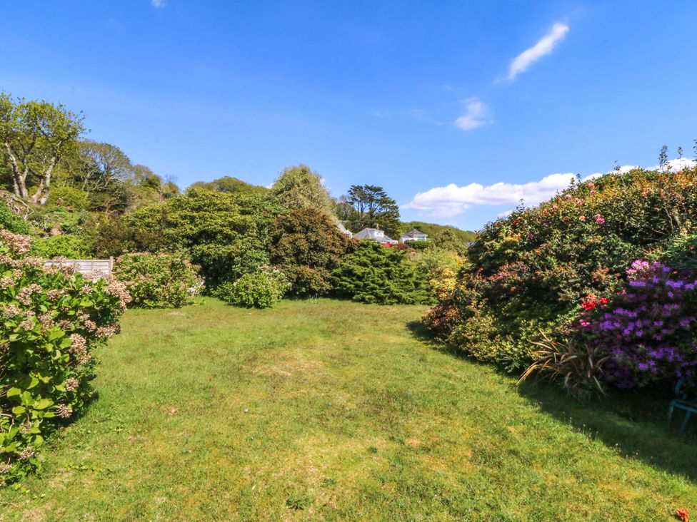 A garden with bushes and grass at Bryn Y Mor, Borth Y Gest